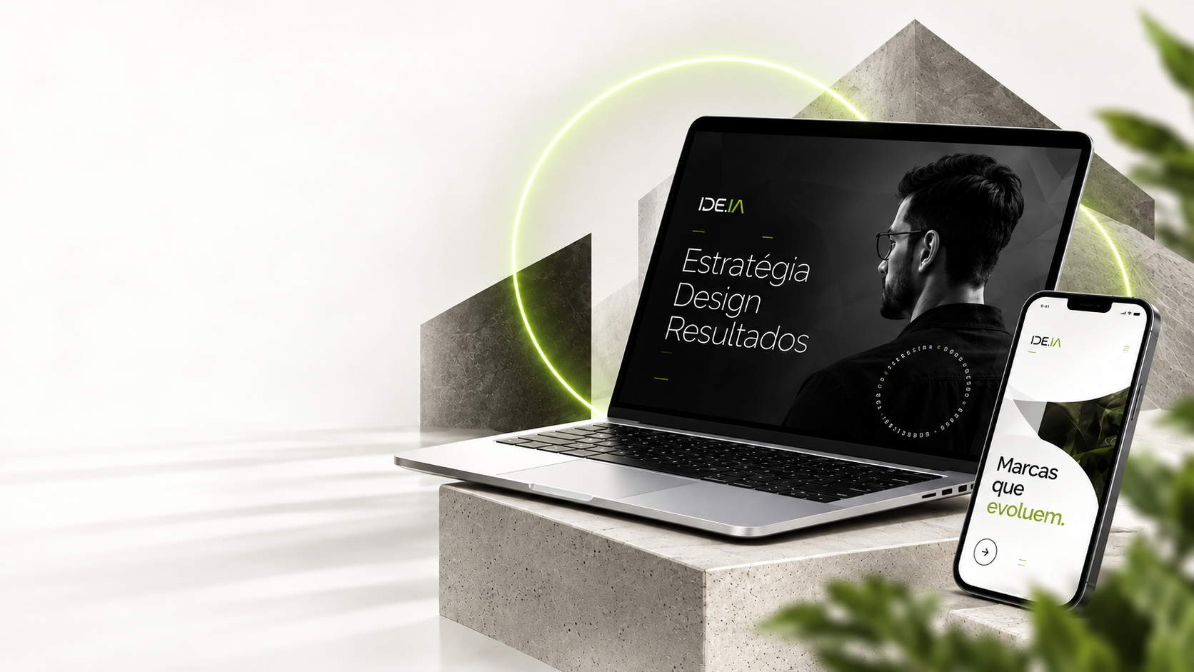 Notebook e smartphone apresentando experiências digitais da IDE.IA